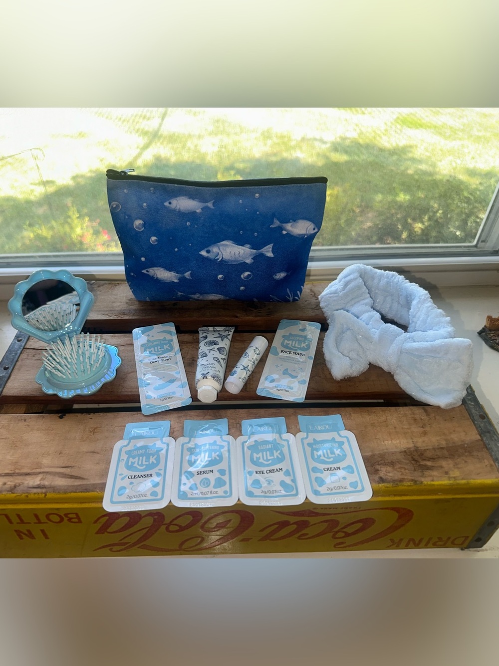 Cosmetic bag (1) with a seashell brush, headband, hand lotion, lip balm, skincar - Picture 5 of 14